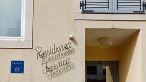 L’entrée d’un immeuble, sur laquelle on peut lire l’inscription : « Residencia Federalica ».
