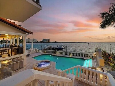  Waterfront Oasis. Sunsets Nightly. Great for couples or family retreat.Pool/spa