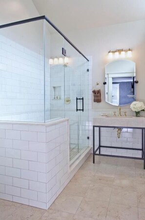 Sherwood | Salle de bain | Séchoir à cheveux, peignoirs, serviettes fournies, savon