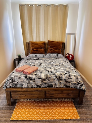 2 bedrooms, desk, iron/ironing board, travel cot - Family friendly 2 bedroom retreat with a Swimming Pool (Baulkham Hills)