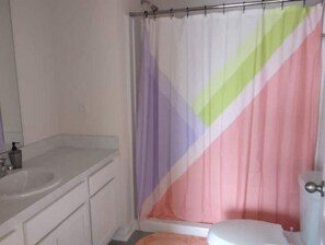 Chuveiro, secador de cabelo, toalhas de banho, sabonete
