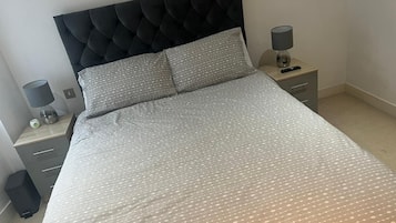 1 habitación, tabla de planchar con plancha, wifi gratis y ropa de cama