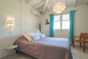 3 chambres, bureau, fer et planche à repasser, lit de bébé portatif