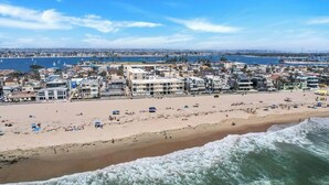 Un paisaje urbano costero con una playa, edificios y vistas al océano.