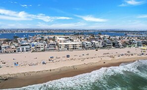 Playa en los alrededores, camastros y toallas de playa 