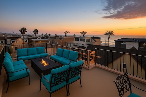 2025 Remodeled Mission Beach Home – Sleeps 12, Patios, Fire Pits, Steps to Sand