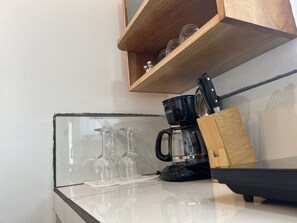 Kühlschrank, Mikrowelle, Wasserkocher mit Kaffee-/Teezubehör