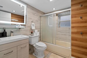 Dusche, Haartrockner, Handtücher, Seife