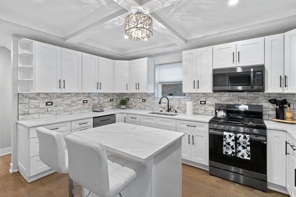 Réfrigérateur, four à micro-ondes, un four, surface de cuisson