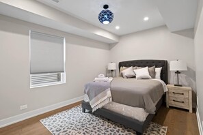 7 Schlafzimmer, Zimmersafe, Schreibtisch, Bügeleisen/Bügelbrett