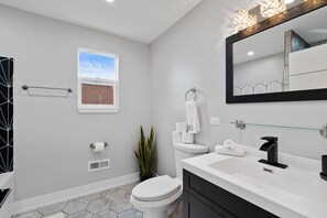 Dusche, Haartrockner, Handtücher, Seife