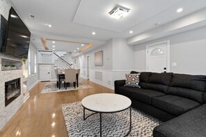 Smart TV, fireplace - Gorgeous 7BD Home w/ Garage (Chicago)