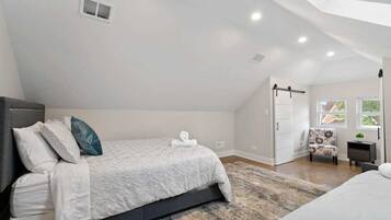 7 bedrooms, in-room safe, desk, iron/ironing board