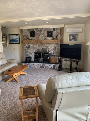 Smart TV - Charming South Shore Lake Front Cottage.  Sleeps Ten. (Frankfort)
