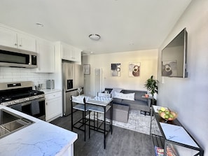 Private kitchen - New Construction fully furnished cottage home in Central LA, near SoFi Stadium. (Los Angeles)