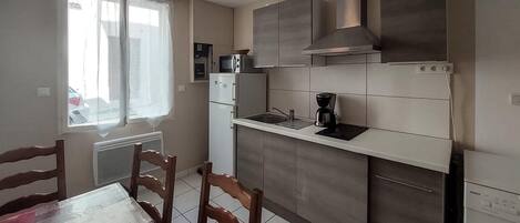 Kylskåp och kaffe- och tebryggare
