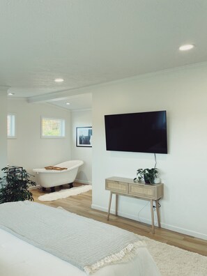 Smart-TV, Videospiele, Tischfußball, Bücher