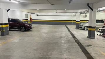 Parking avec voiturier (20 BRL par nuit)