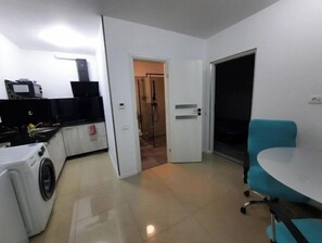 Fridge, oven, stovetop, dishwasher - House Side by Side/. (Codlea)