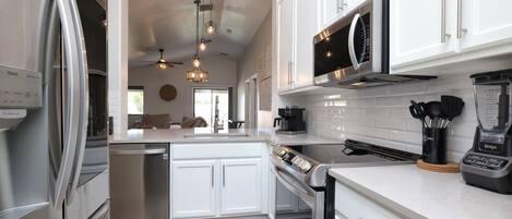 Kjøleskap, mikrobølgeovn, ovn og kokeplater