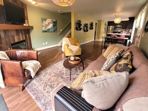 Smart TV, chimenea y libros 