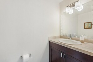 Secadora de cabello, bidet, toallas, jabón 