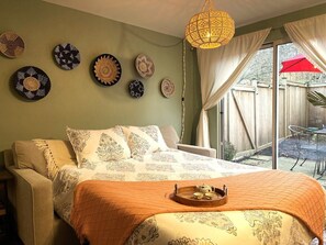 2 habitaciones, escritorio y tabla de planchar con plancha 