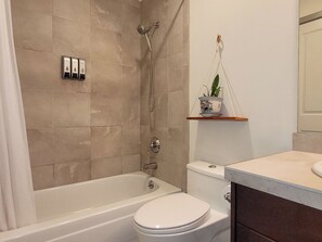 Secadora de cabello, bidet, toallas, jabón 