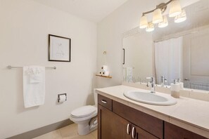 Secadora de cabello, bidet, toallas, jabón 