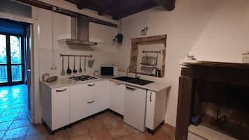Geladeira, micro-ondas, cooktop, cafeteira/chaleira