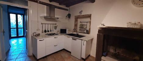 Køleskab, mikrobølgeovn, kogeplade, kaffe-/temaskine