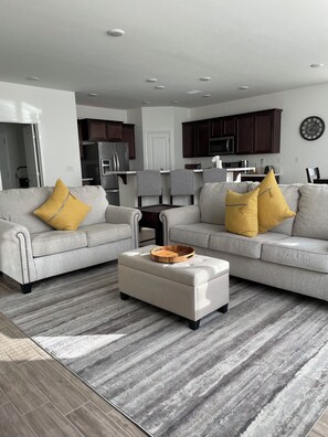 Smart TV, ping pong, books - 3 Bed Home with Desert Mountain Views (Dayton)