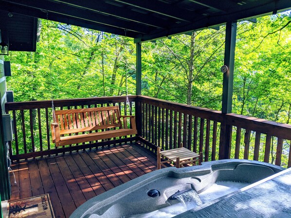 Outdoor spa tub