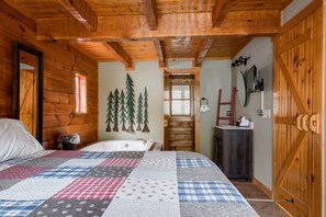 1 bedroom, free WiFi - Welcoming Rustic-Style Retreat with Screened in Hot Tub & Indoor Jacuzzi (Pigeon Forge)