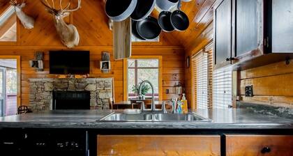 Welcoming Rustic-Style Retreat with Screened in Hot Tub & Indoor Jacuzzi