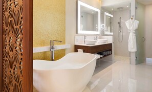 Een douche, een haardroger, handdoeken, zeep