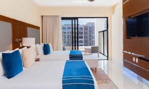 2 sovrum, värdeförvaringsskåp på rummet och skrivbord