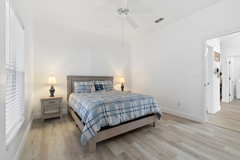 Enjoy a beautiful, pool home on the golf course in Lely Resort