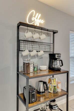 Enjoy a perfectly brewed cup in our kitchen, equipped with a coffee maker and all the essentials for a great start.