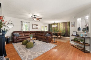 Smart TV, chimenea, videojuegos, mesa de ping pong