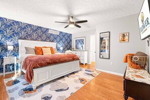 4 chambres, bureau, fer et planche à repasser, lit de bébé portatif