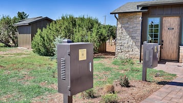 Electric vehicle charging station