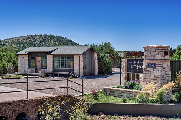 Vista frontal de la propiedad