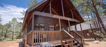 Cozy cabin w/ loft, private hot tub, near Bison Ranch, sleeps 6