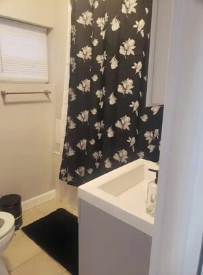 ヘアドライヤー、タオル、石鹸、シャンプー