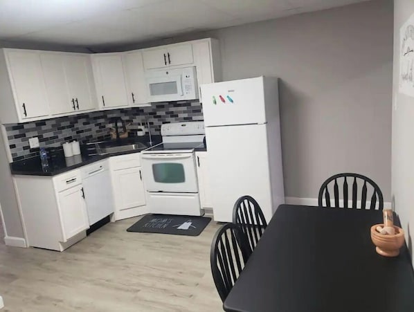 Geladeira, micro-ondas, fogão, cooktop