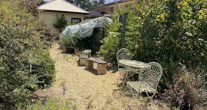 Farm Stay at Camellia Cottage Pet Friendly