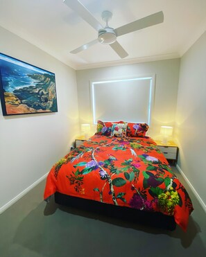 3 habitaciones, escritorio y tabla de planchar con plancha