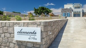 Un muro de piedra con un cartel que dice 'elements of Milos'.