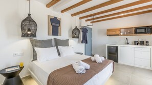 Executive Double Room | Private kitchenette | Mini-fridge, microwave, oven, stovetop